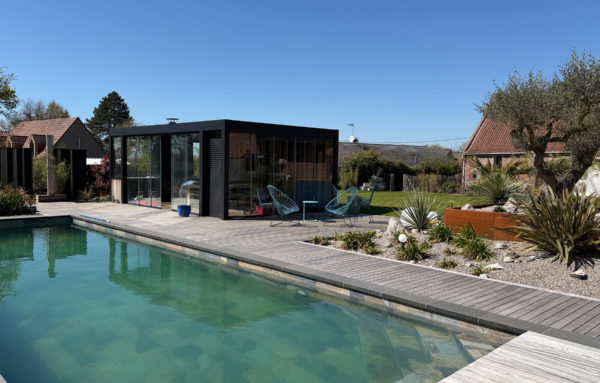 Terrasse en padouk avec pergola bioclimatique et cuisine