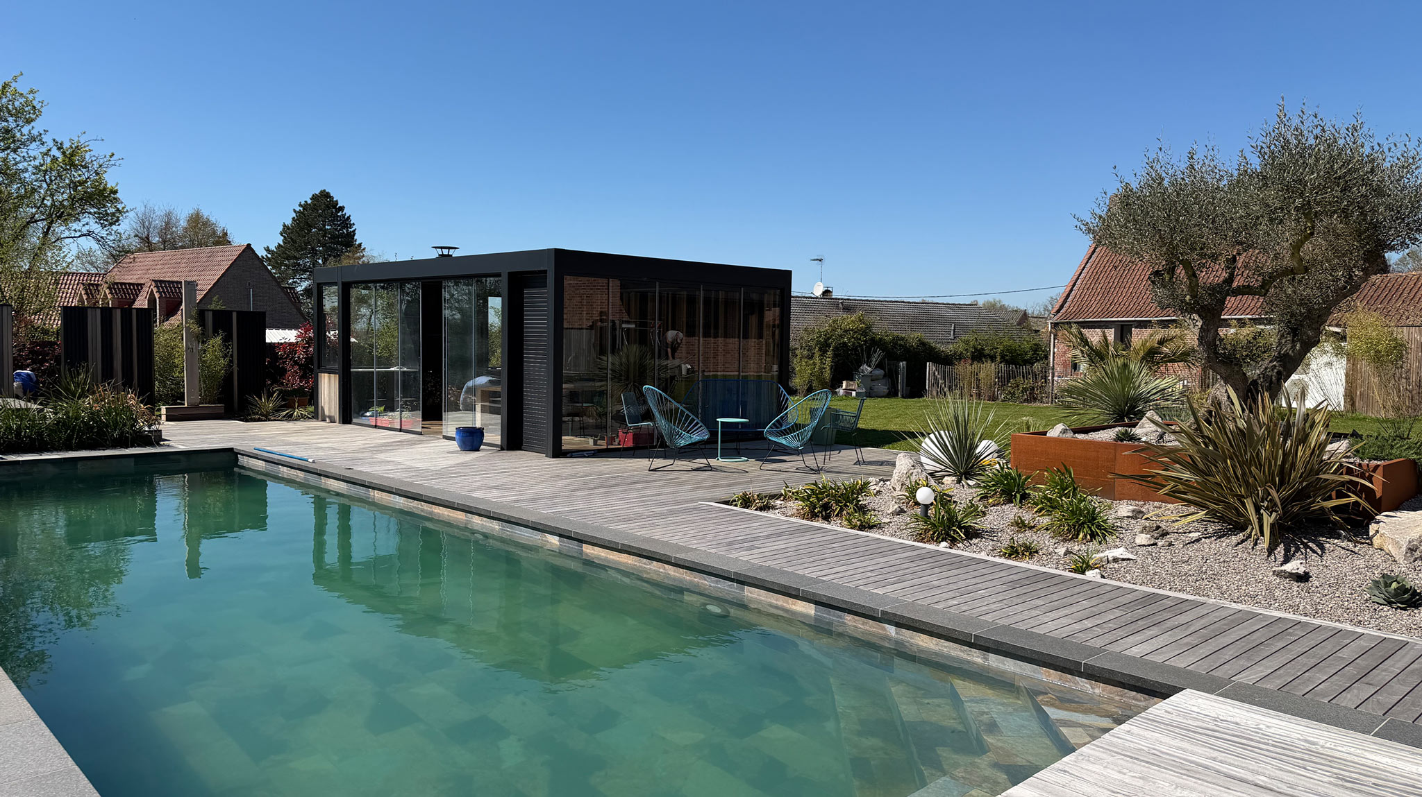Pool house moderne et piscine – réalisation Bourghelles