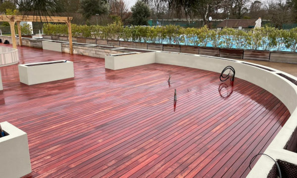 Terrasse en padouk pour le Lagardère Paris Racing