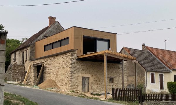 Extension contemporaine en ossature bois sur une grange en pierre dans l’Indre (36)